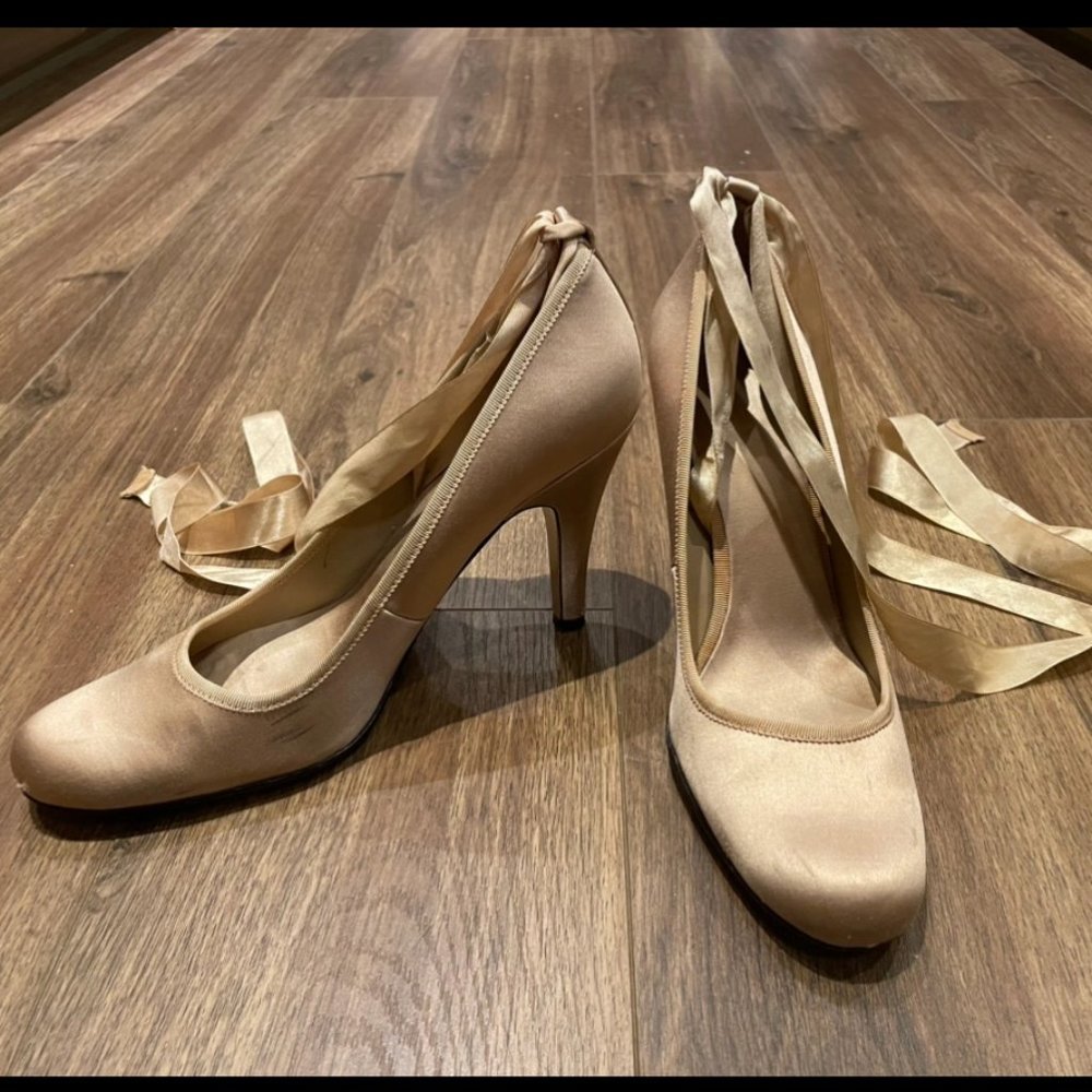 Nine West, Gold Heels with silk straps, size 8, silk materials shoe